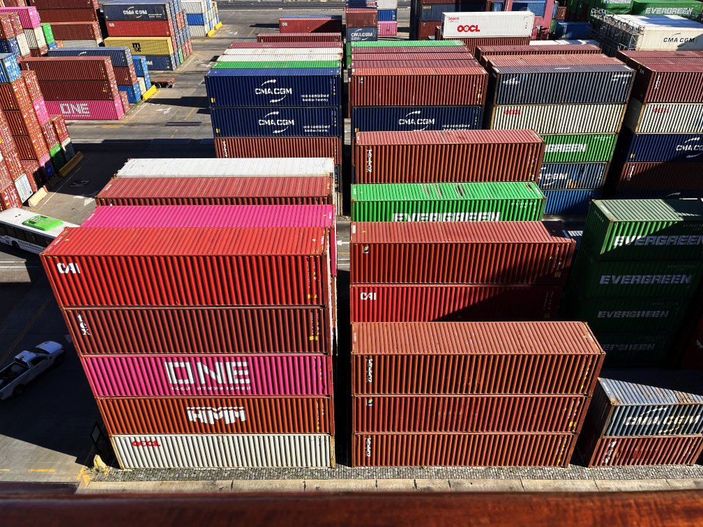 Conteneurs empilés sur un terminal, vus d'en haut